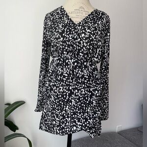 Women V neck long sleeve pleated dress
Size: S